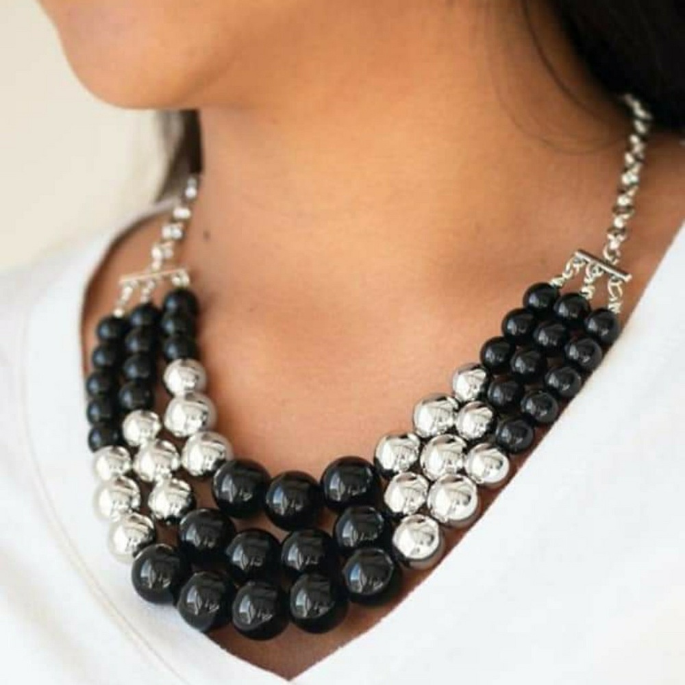 Black and silver pearl necklace